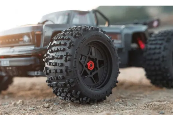 OUTCAST 4S V2 BLX - RTR MONSTER TRUCK 1:10 - GUN METAL
