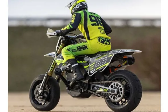 PROMOTO SM FXR SUPERMOTO + BATTERIA E CARICABATTERIA - RTR MOTO 1:4 BIANCO