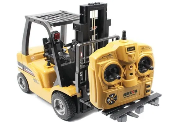 RC 1577 - CARRELLO ELEVATORE 1:10